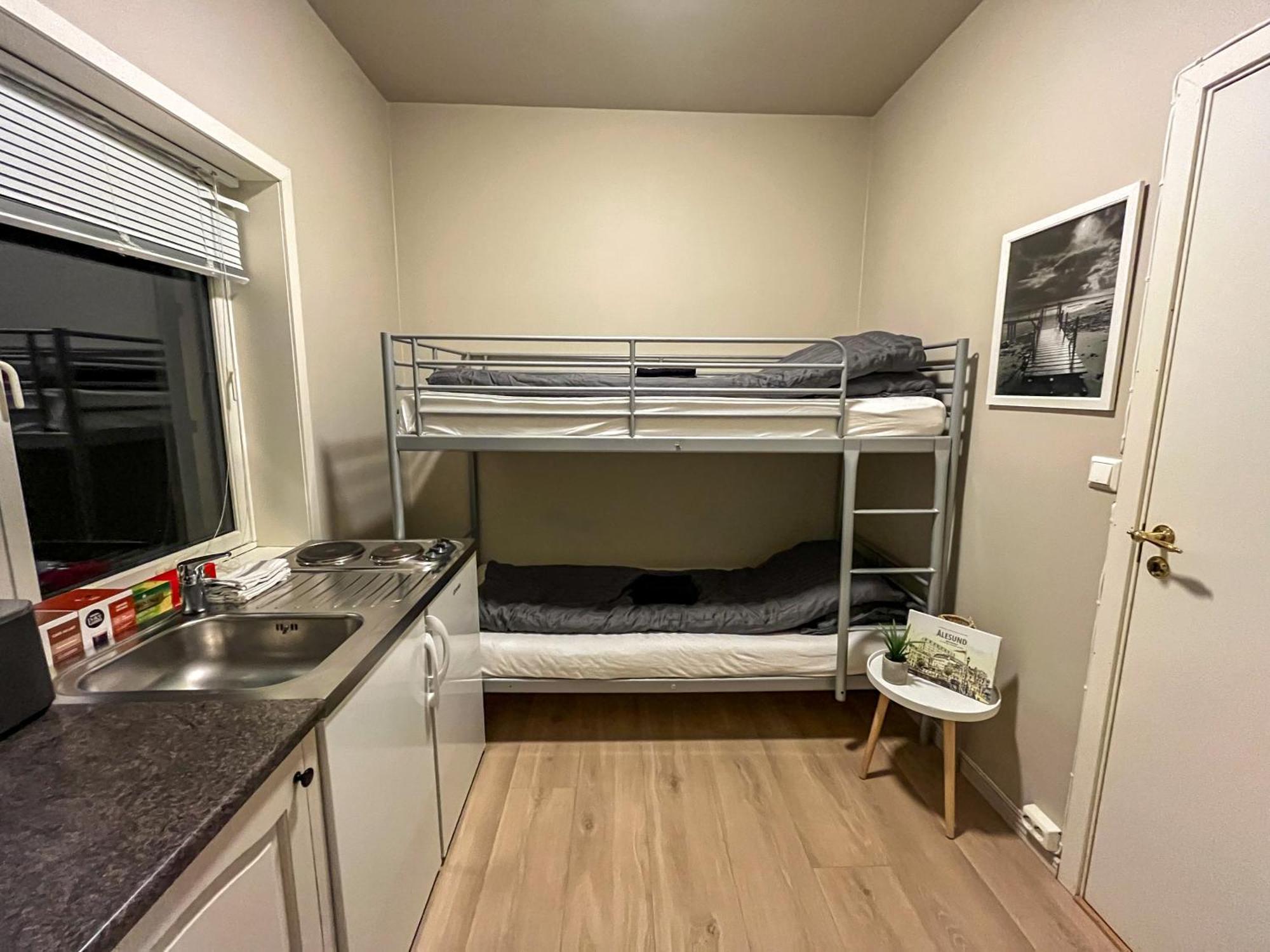 Apartment Budget Box - Private Indoor Parking, Auto Check-in And Basic Amenities Ålesund