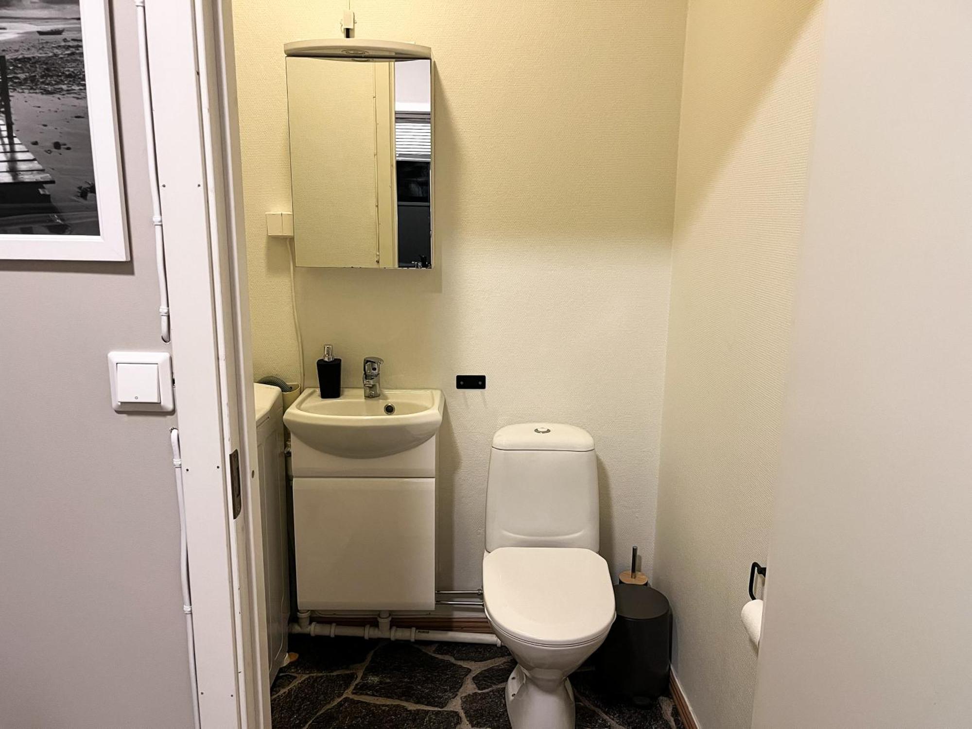 Budget Box - Private Indoor Parking, Auto Check-in And Basic Amenities Ålesund