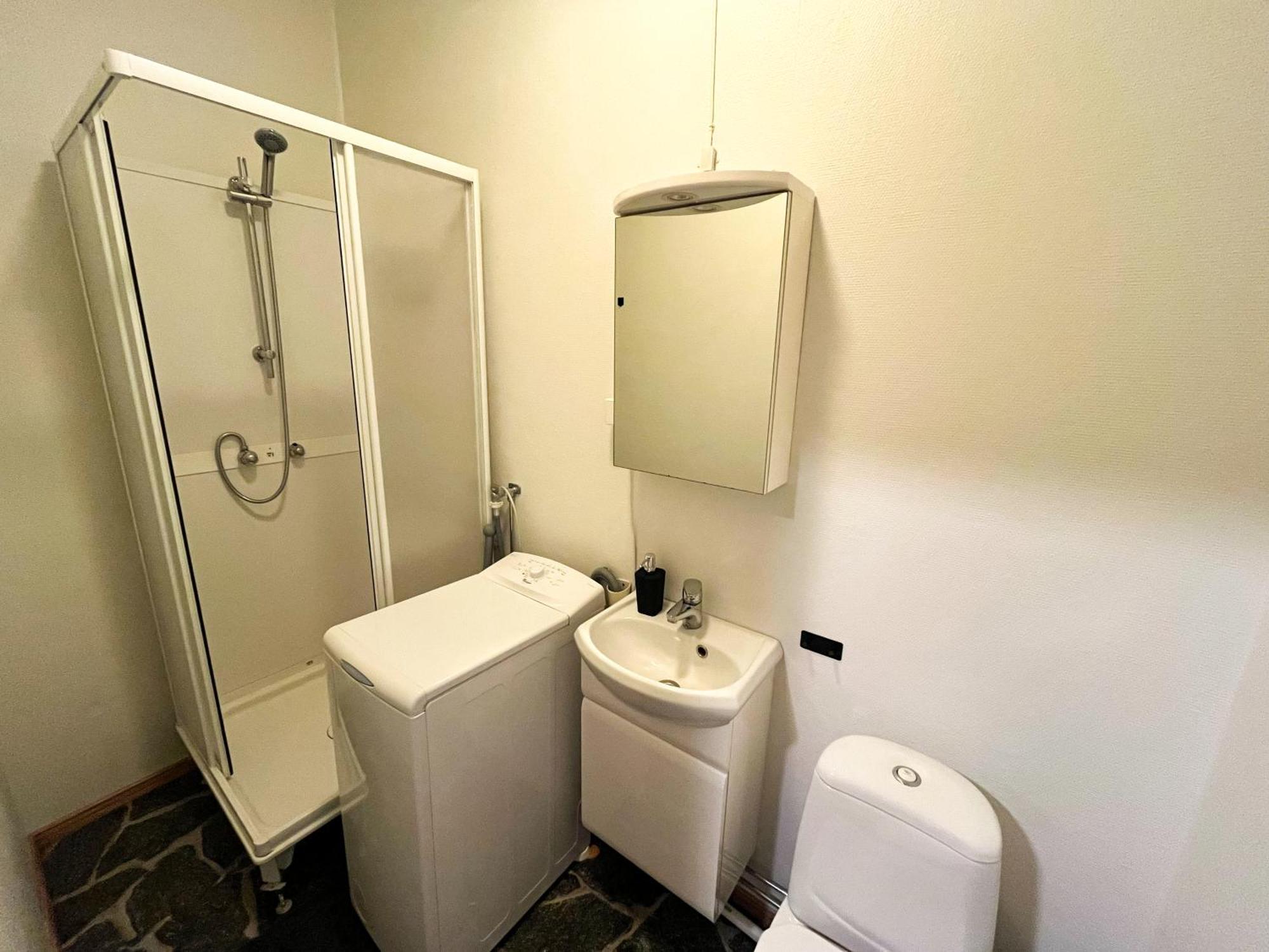 Budget Box - Private Indoor Parking, Auto Check-in And Basic Amenities Ålesund