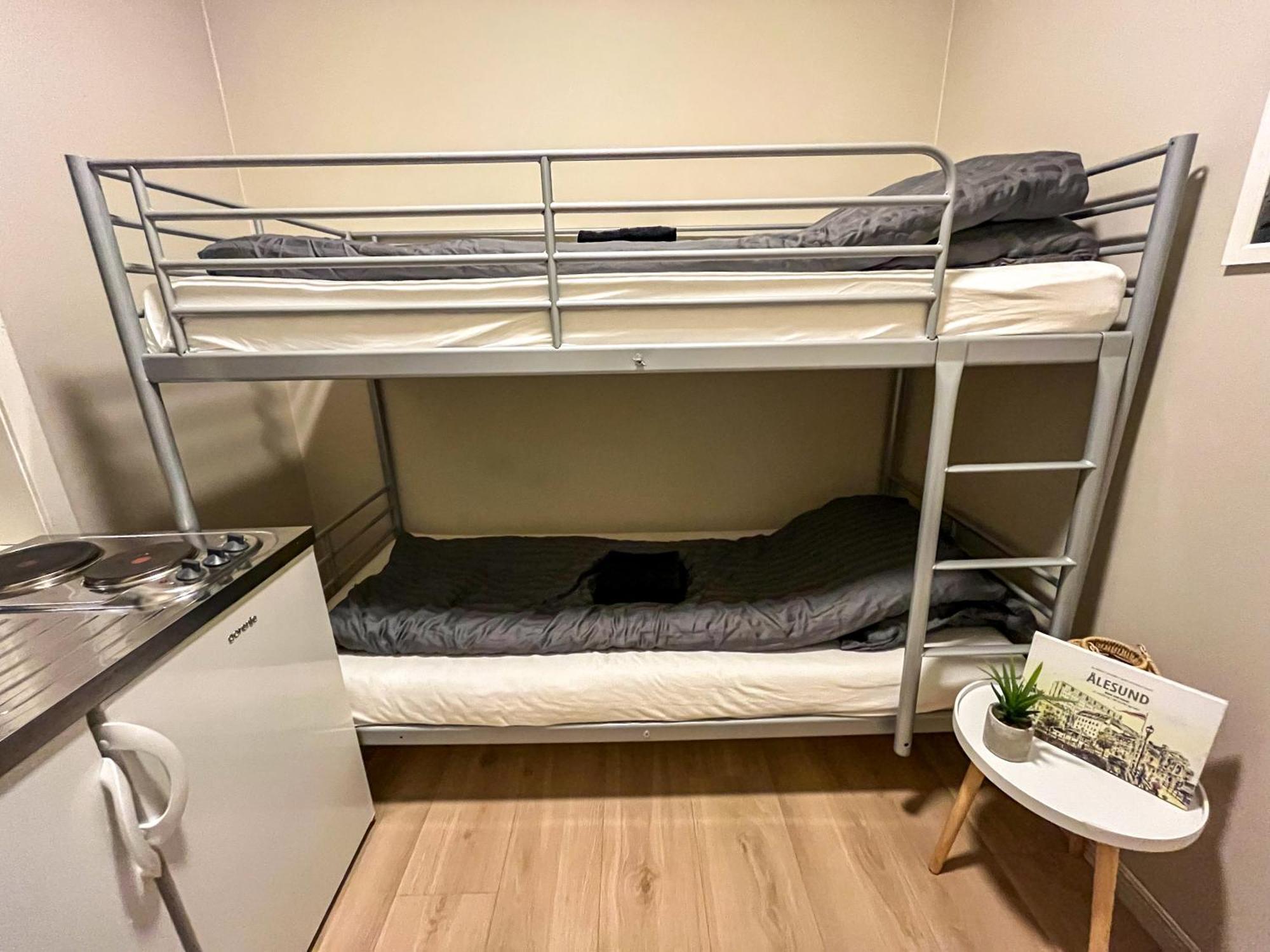 Budget Box - Private Indoor Parking, Auto Check-in And Basic Amenities Apartment Ålesund