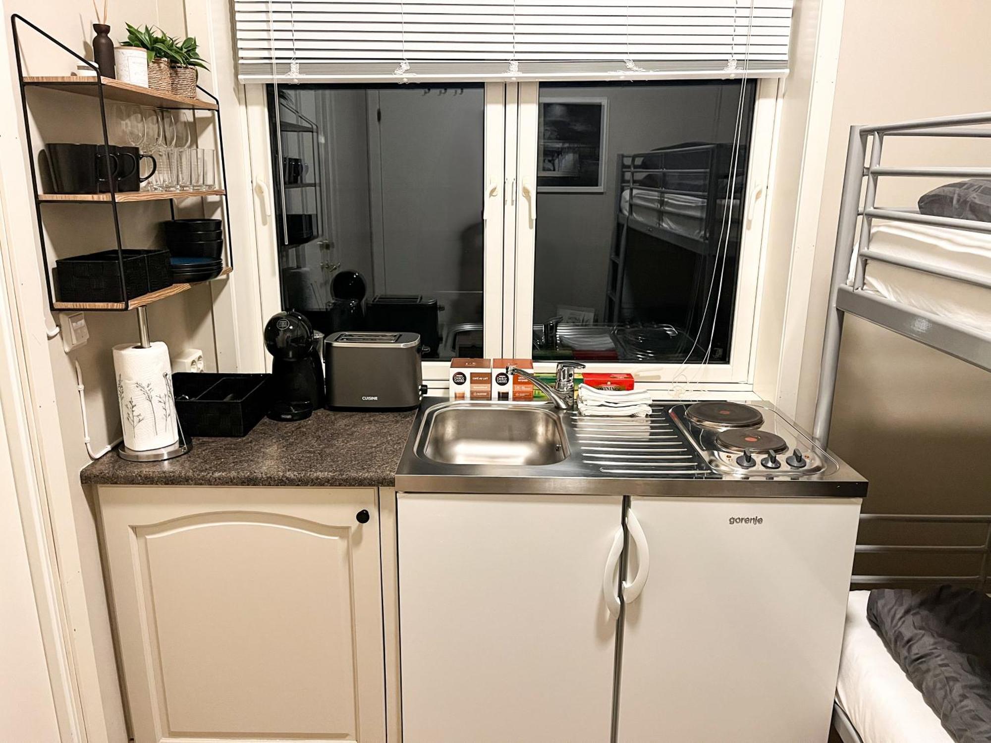 Budget Box - Private Indoor Parking, Auto Check-in And Basic Amenities *