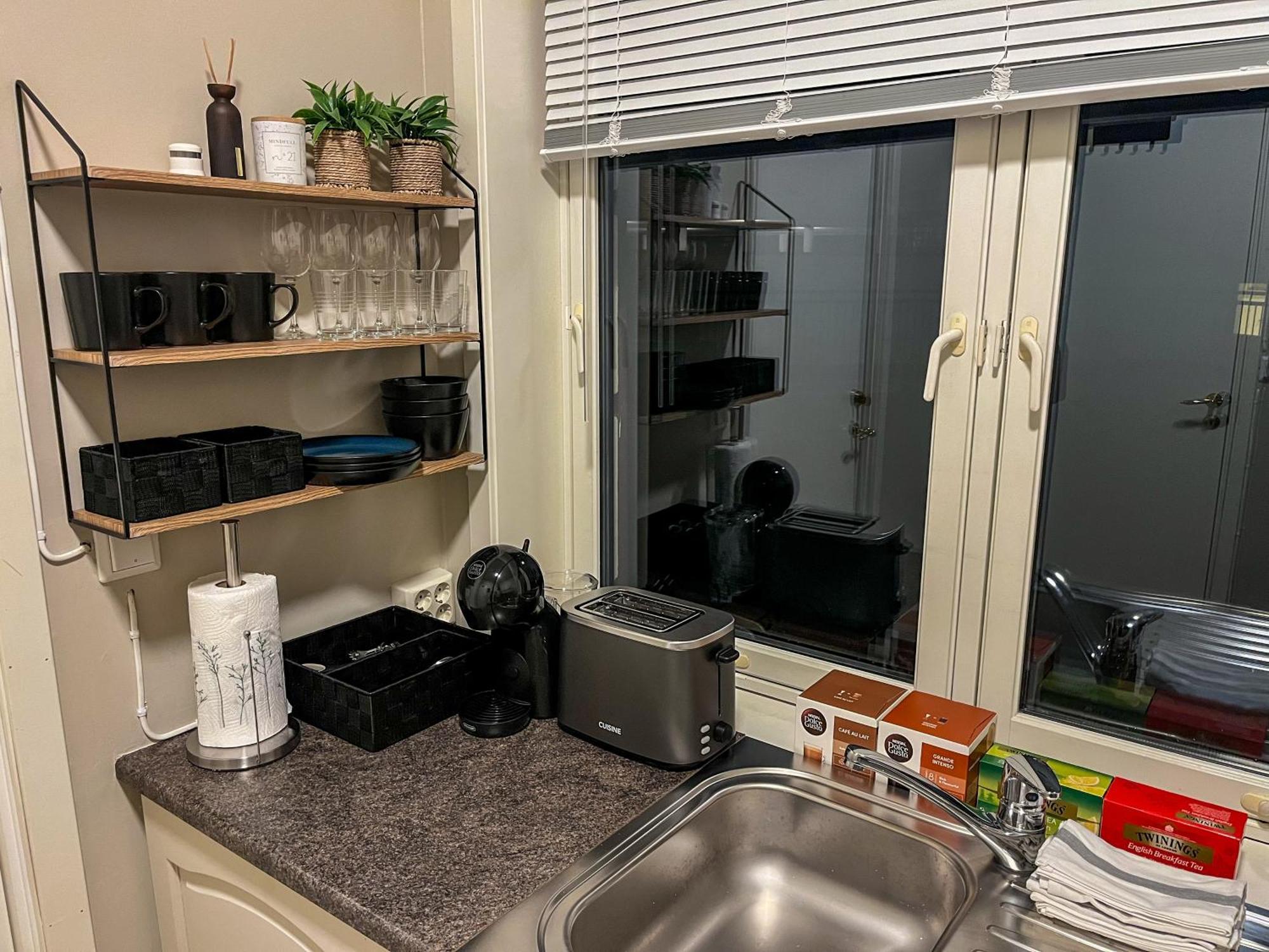 Budget Box - Private Indoor Parking, Auto Check-in And Basic Amenities Apartment
